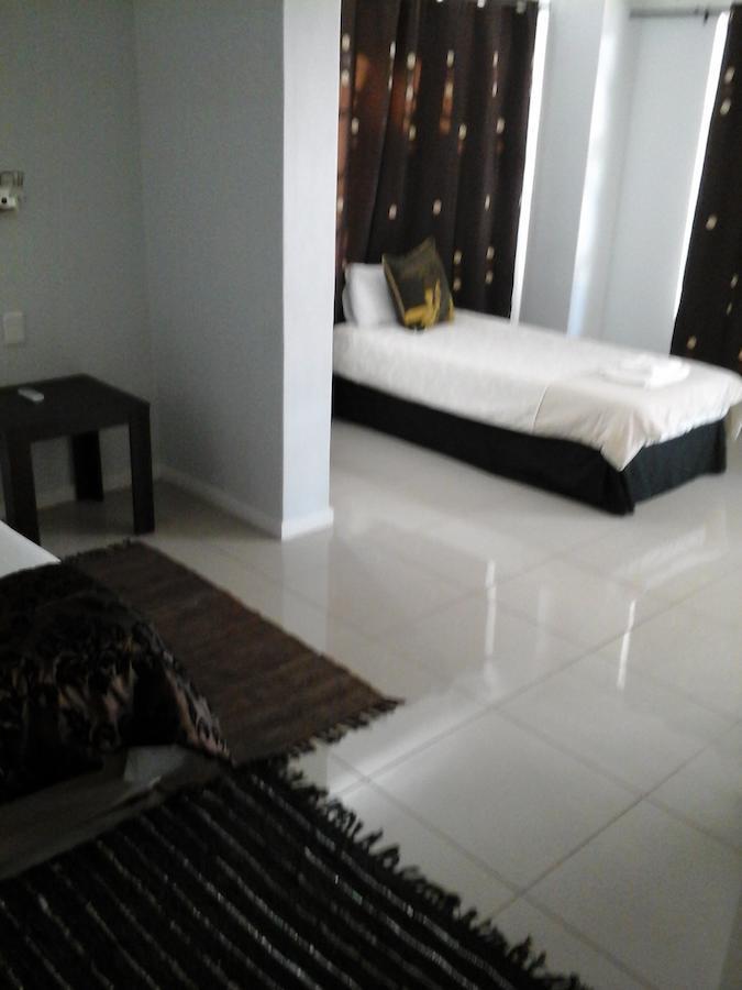 Village Boutique Hotel Otjiwarongo Kamer foto